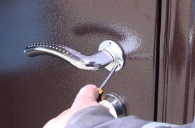Замена дверной ручки металлической двери в Хабаровске