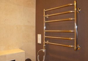 Установка электрического полотенцесушителя в ванной в Хабаровске